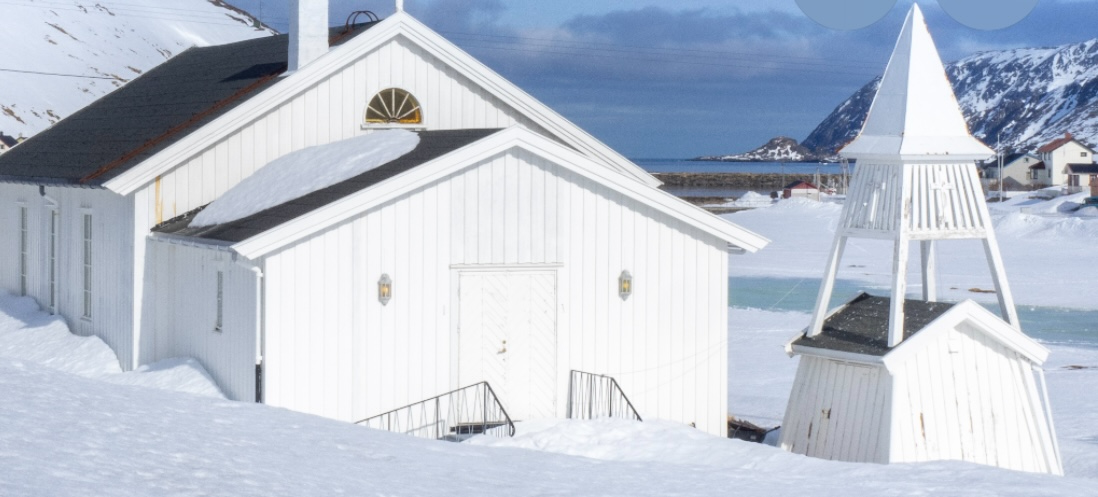 Skarsvåg kirke med det gamle tårnet, før det ble revet